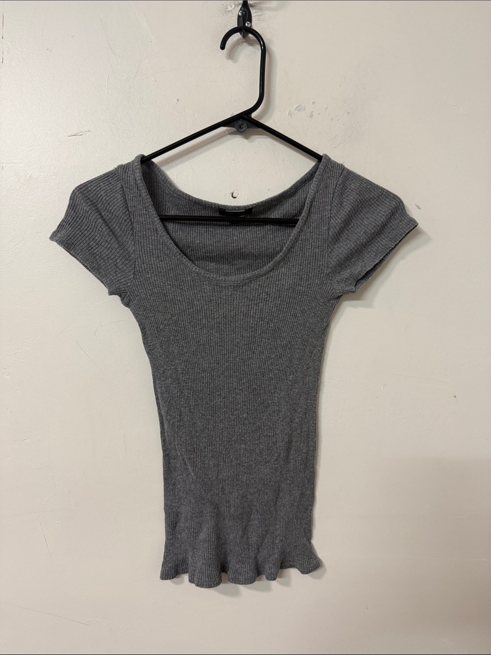 Scoop Neck Ribbed Short Sleeve Top - Charcoal Gray